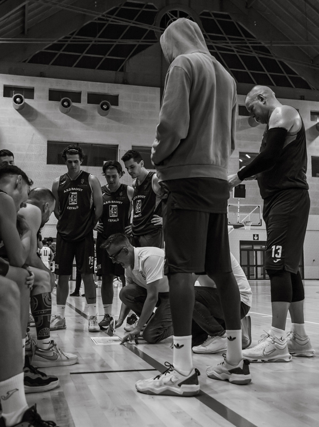 giocatori di basket con coach
